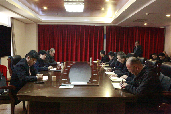 12月2日，陜煤地質(zhì)集團黨委書記、董事長謝輝，黨委委員、副總經(jīng)理秦建強，經(jīng)營管理部副主任周恩堂一行來一八六公司開展調(diào)研。一八六公司7名領導班子成員和19名中層干部參加了調(diào)研會。攝影：郭玉佳 (3).jpg