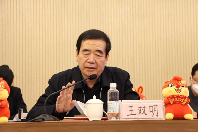 王雙明院士為實(shí)驗(yàn)室建設(shè)建言獻(xiàn)策.JPG