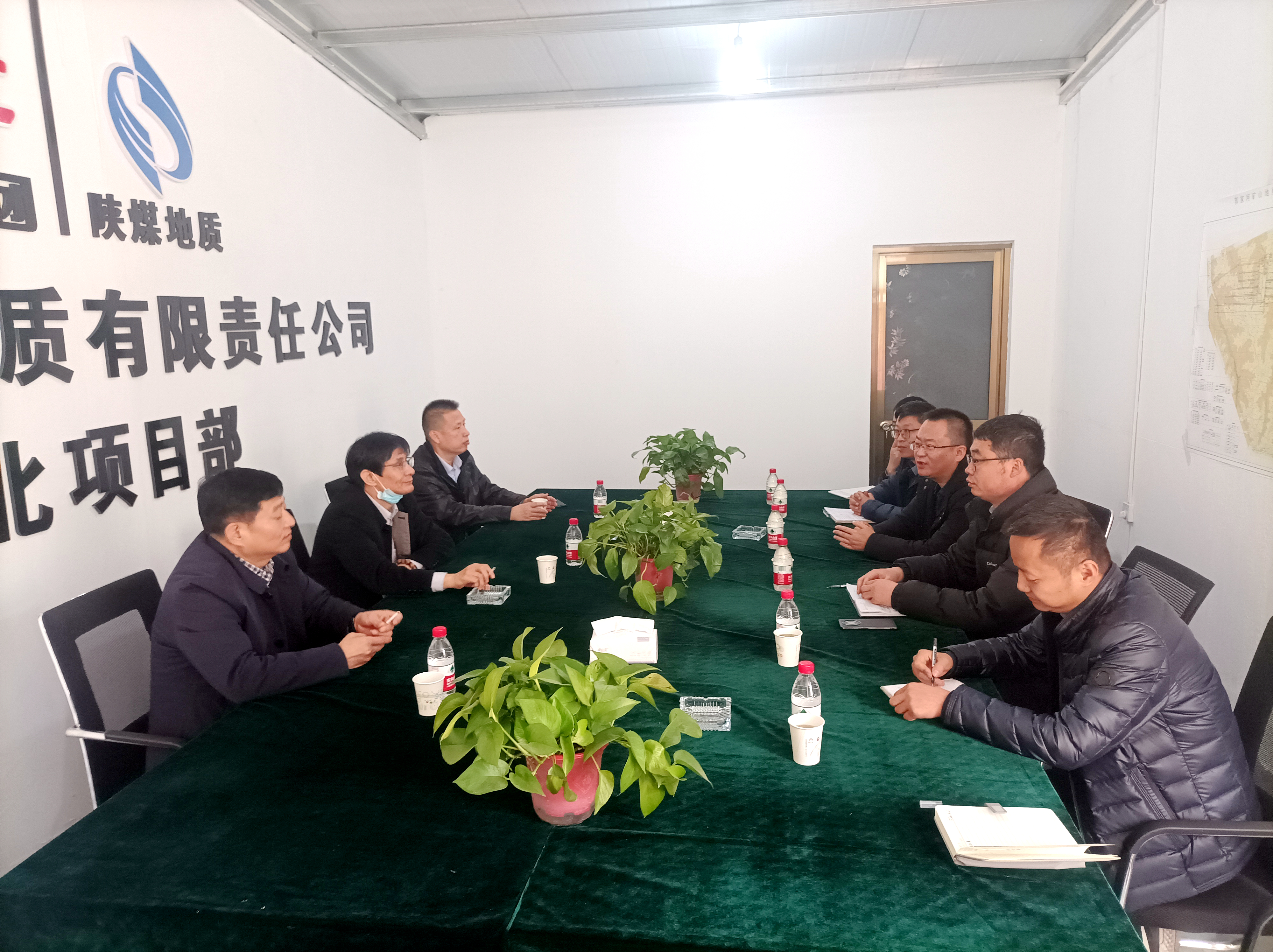 12月6日，陜煤地質(zhì)集團(tuán)黨委副書記、總經(jīng)理董衛(wèi)峰、副總經(jīng)理馮西會(huì)、戰(zhàn)略規(guī)劃部礦業(yè)發(fā)展處處長李高鵬一行到我公司麟北項(xiàng)目部檢查指導(dǎo)工作，公司副總經(jīng)理強(qiáng)林陪同檢查。.jpg